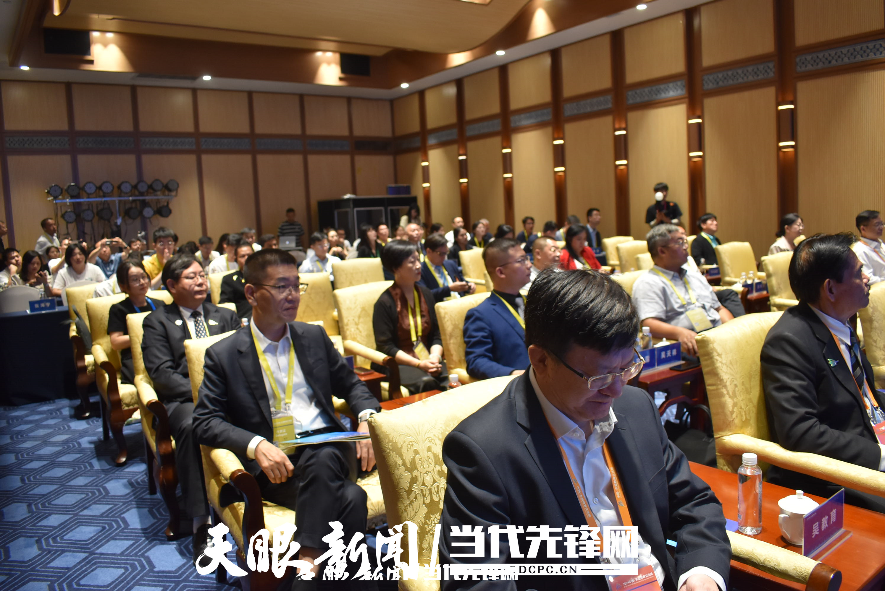 聚焦2024交流周｜贵州省教育厅职成教处处长付颖纯：智联世界教育先行(图2)