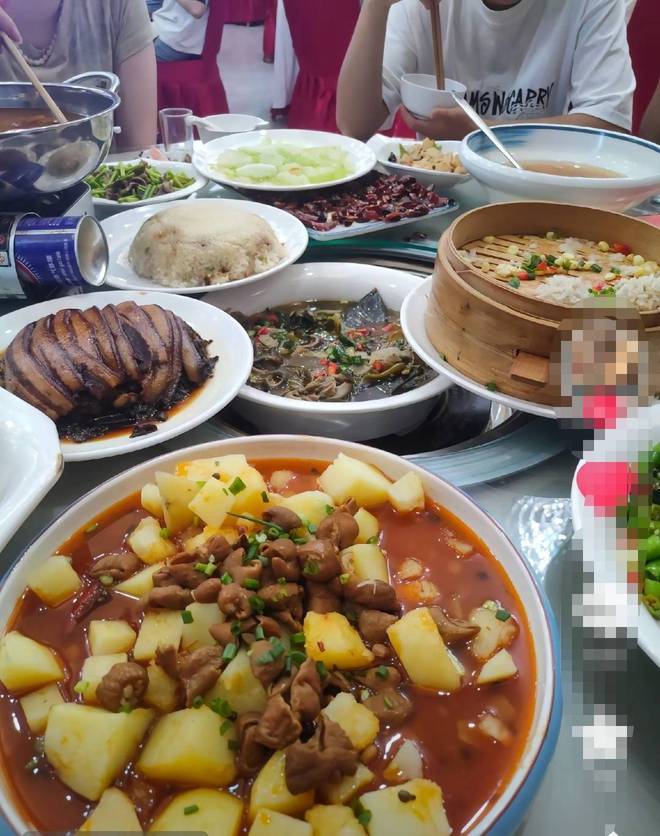 重庆一卫校组织学生聚餐、拍照多收费300元当地教委：已责成学校退费其他多收费情况尚在核查(图2)