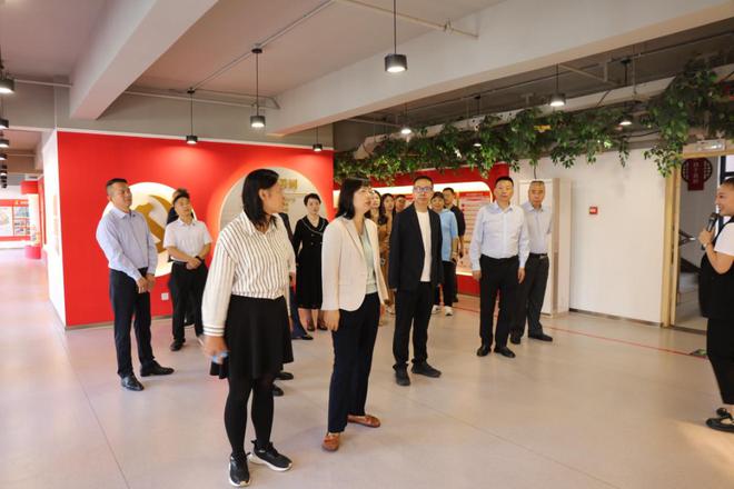 部委调研进社区管城教育展风采——教育部职成教司调研郑州市管城区社区工作(图2)