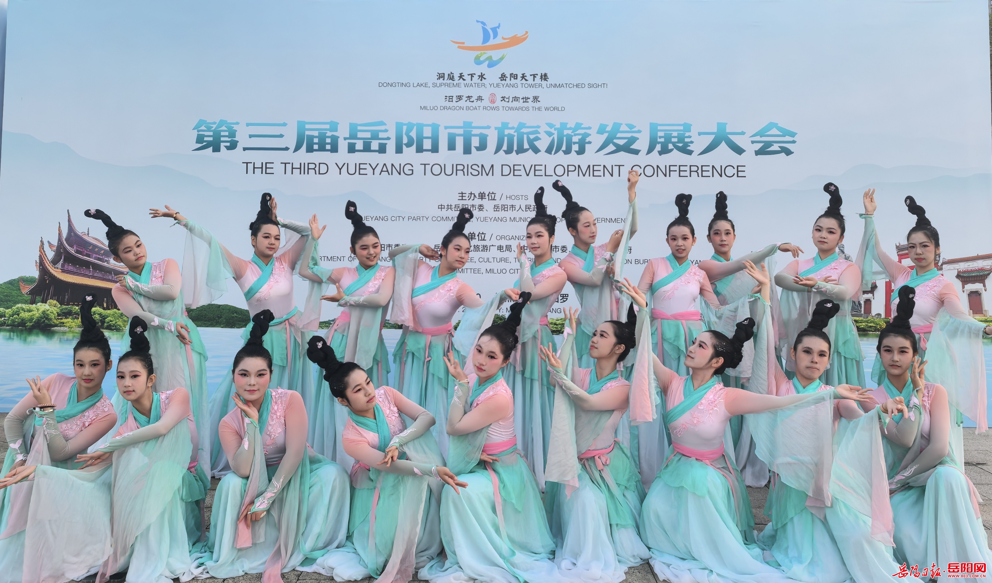 汨罗市成人教育中心学生参演龙舟世界杯开幕式节目(图2)