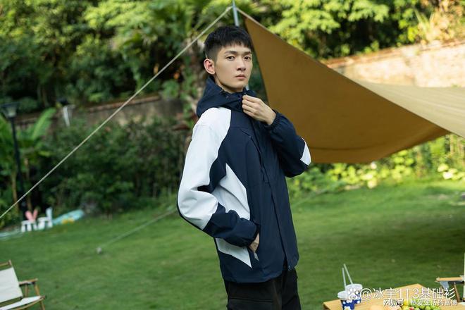 冲锋衣vs羽绒服！谁才是真正的保暖强者？(图1)