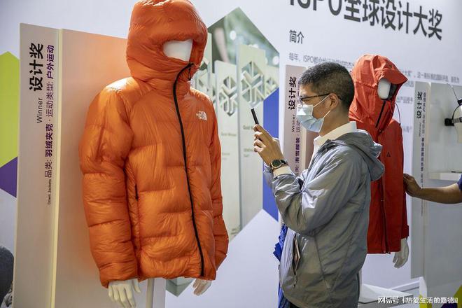 冲锋衣vs羽绒服！谁才是真正的保暖强者？(图2)
