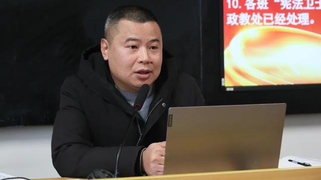 遂宁四中(二中滨江校区)召开2024年秋季学期期末班主任工作会议(图2)