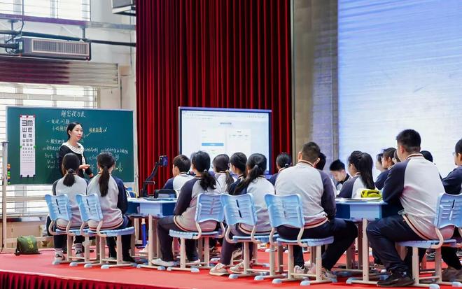 人工智能重塑教育场景北京八十中管庄分校“AI学伴”正式亮相(图2)