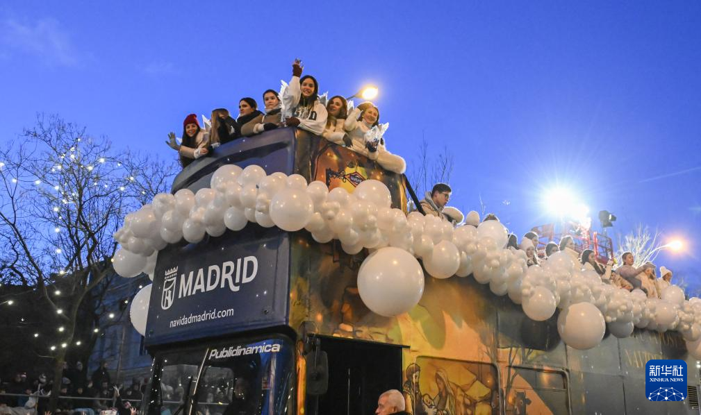 马德里：彩车巡游迎接“三王节”(图4)