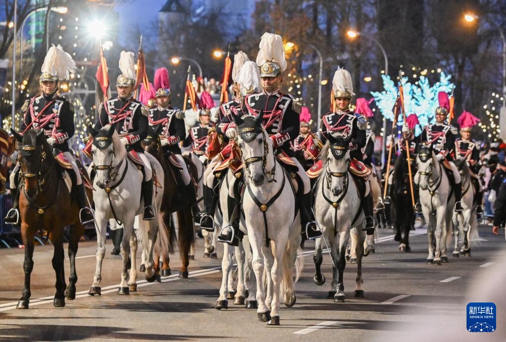 马德里：彩车巡游迎接“三王节”(图5)