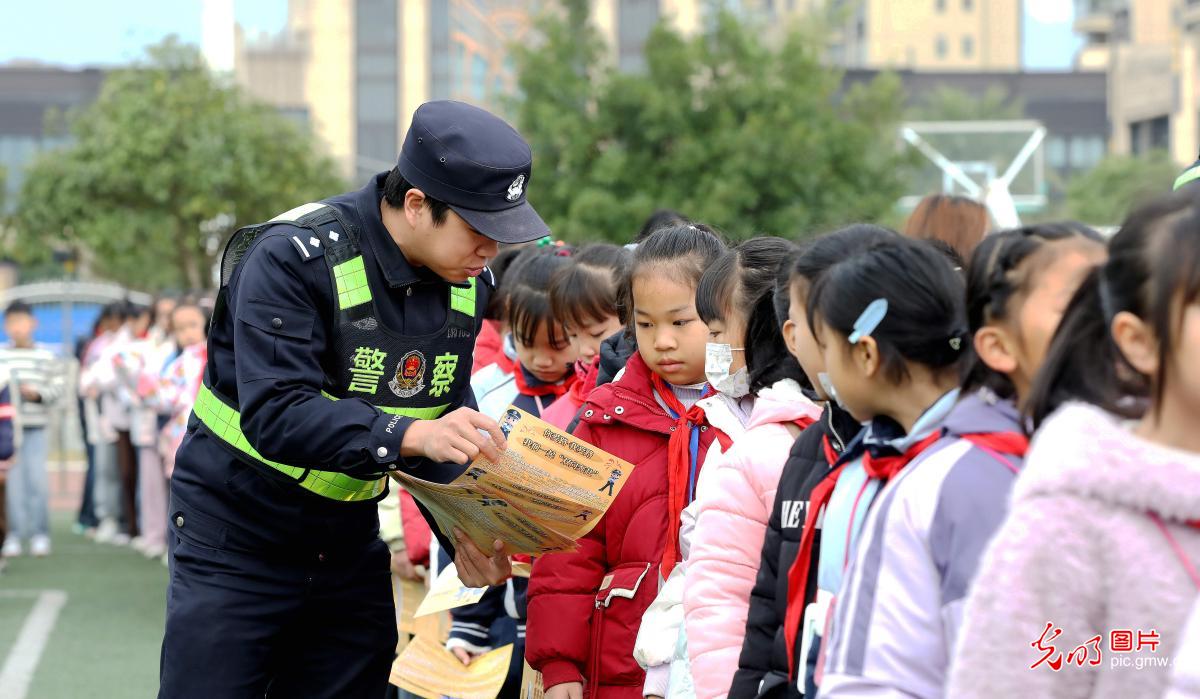 法治教育进校园(图1)
