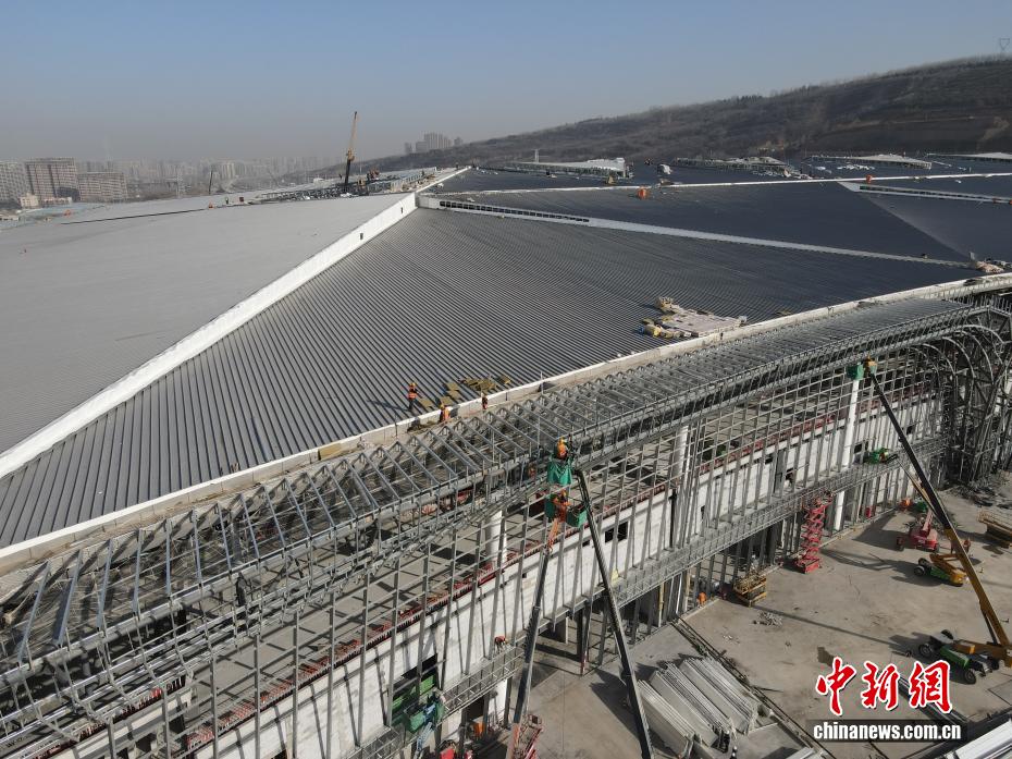 西安东站金属屋面顺利封顶全面进入站房装饰装修施工阶段(图1)