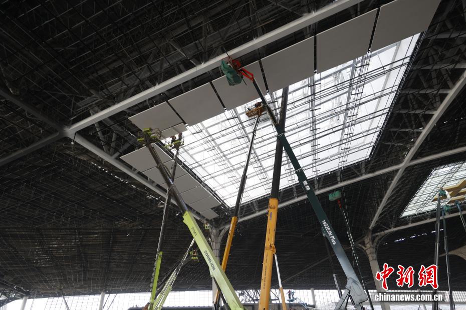 西安东站金属屋面顺利封顶全面进入站房装饰装修施工阶段(图2)