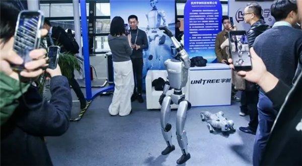 2024世界互联网大会人形机器人受热捧微美全息借政策东风强化生态壁垒(图2)