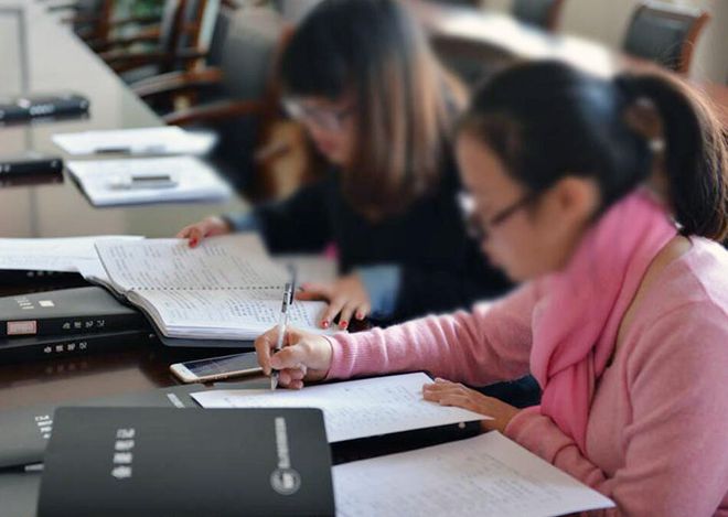 86万研究生“降维求稳”：中小学成避风港学历内卷加剧(图1)